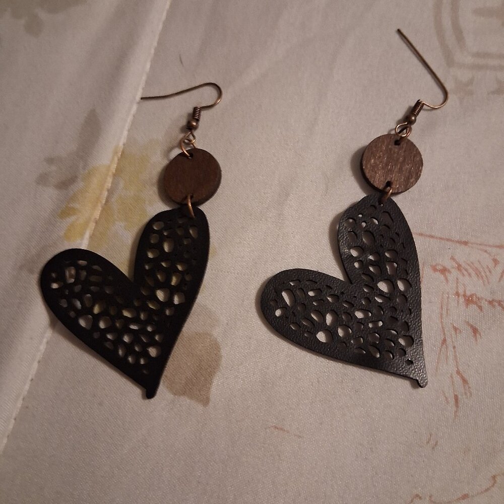 FASHIONABLE BLACK HEART EARRINGSfinal price no more discounts cant afford anymo - Picture 1 of 1